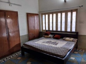 7 bedrooms, iron/ironing board, WiFi, bed sheets
