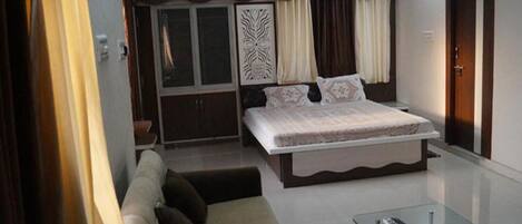 7 bedrooms, iron/ironing board, WiFi, bed sheets