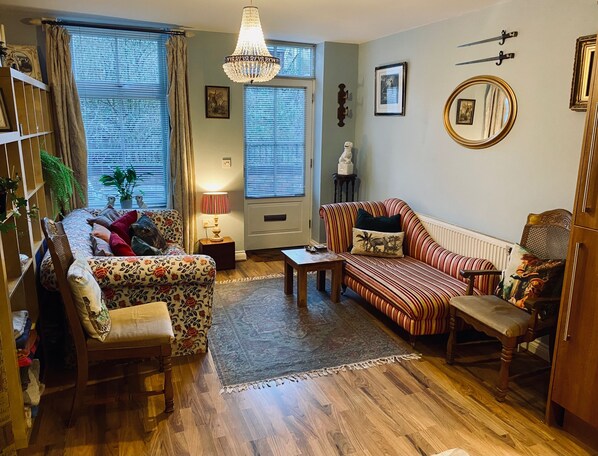 TV, books, stereo - Studio - Sleeps 2 - Pets - Terrace - Parking (Macclesfield)