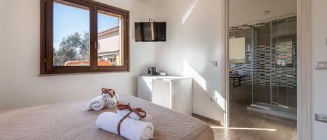 5 bedrooms, iron/ironing board, WiFi, bed sheets