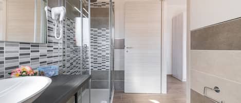 Shower, hair dryer, bidet, towels