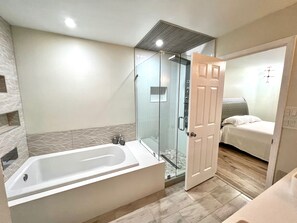 Regendusche, Haartrockner, Bademäntel, Handtücher