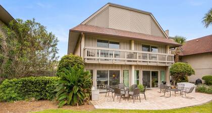 "Frippside" Villa: Poolside Retreat Steps from Beach, Dining, and Fun on Fripp Island!
