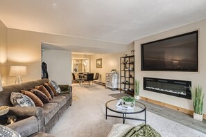 Lägenhet - 1 queensize-säng med bäddsoffa - eldstad - utsikt mot bergen (Keystone Overlook) | Vardagsrum | 65-tums platt-tv med digitalkanaler och eldstad
