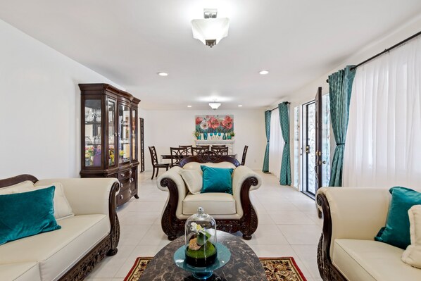 Ferienhaus, Mehrere Betten, Poolzugang, Bergblick | Innenbereich