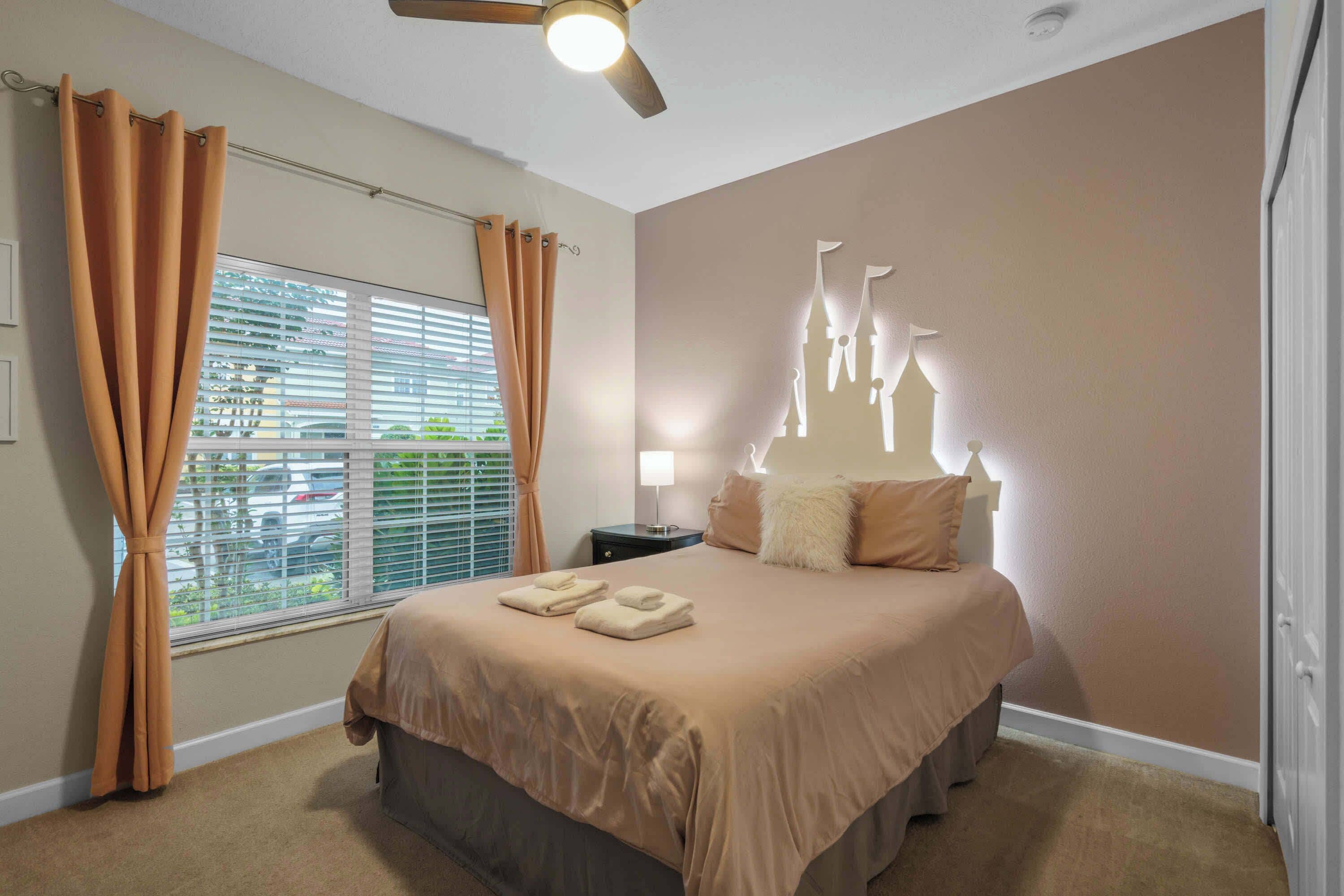 Casa adosada, varias camas, acceso a la piscina, vistas al jardín (Main Street in Paradise Palms) | 3 dormitorios y ropa de cama