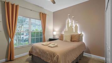 Casa adosada, varias camas, acceso a la piscina, vistas al jardín (Main Street in Paradise Palms) | 3 dormitorios y ropa de cama