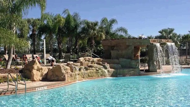 Outdoor pool, sun loungers - Main Street in Paradise Palms (Kissimmee)