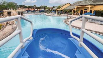 Una piscina al aire libre, tumbonas