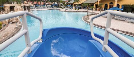 Una piscina al aire libre, sillones reclinables de piscina