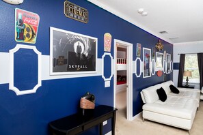 Casa, varias camas, acceso a la alberca, vista a la alberca | Área de sala de estar | Televisión de 40 pulgadas con canales digitales 