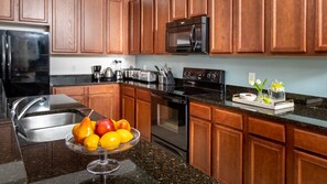 Casa, varias camas, acceso a la alberca, vista a la alberca | Cocina privada | Refrigerador, microondas, horno y parrilla de estufa 