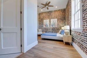 4 bedrooms, iron/ironing board, free WiFi, bed sheets