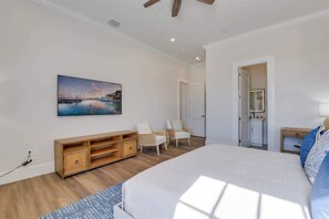 4 bedrooms, iron/ironing board, free WiFi, bed sheets - Harbor House Penthouse- B (Key West)