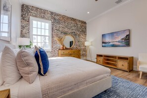 4 bedrooms, desk, iron/ironing board, free WiFi