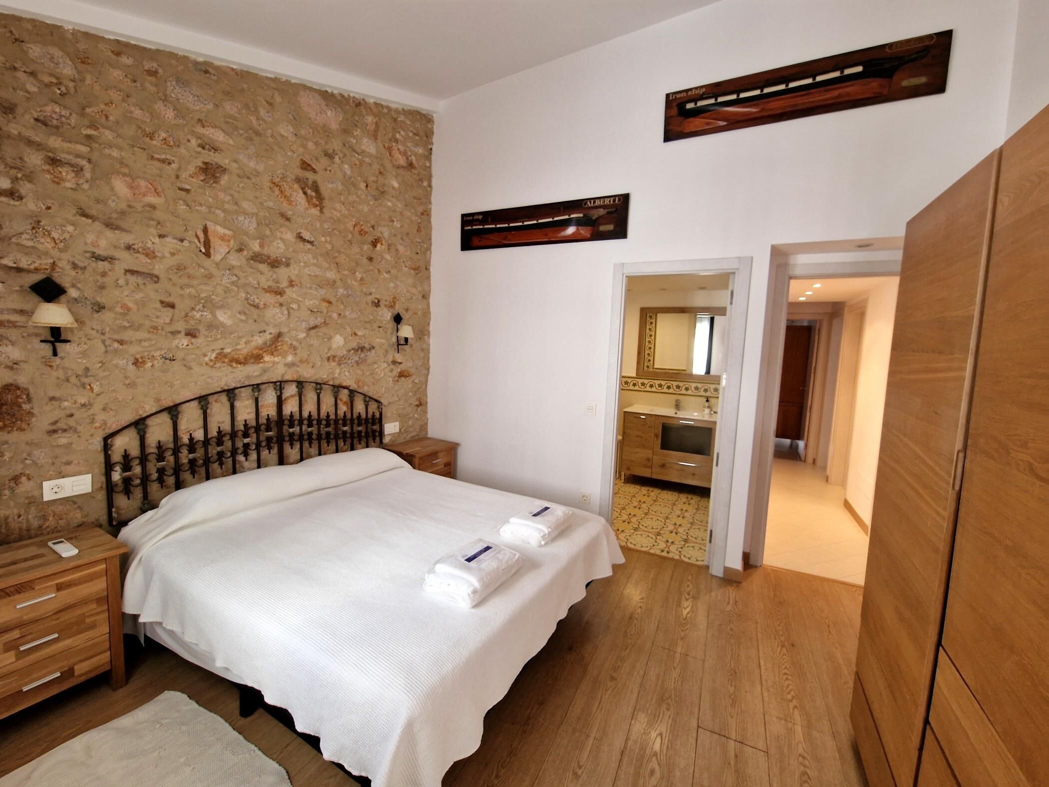 4 slaapkamers, een strijkplank/strijkijzer, internet