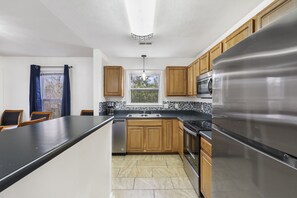 Casa de campo, varias camas, cocina, vista a la montaña | Cocina privada | Refrigerador, microondas, horno y parrilla de estufa 