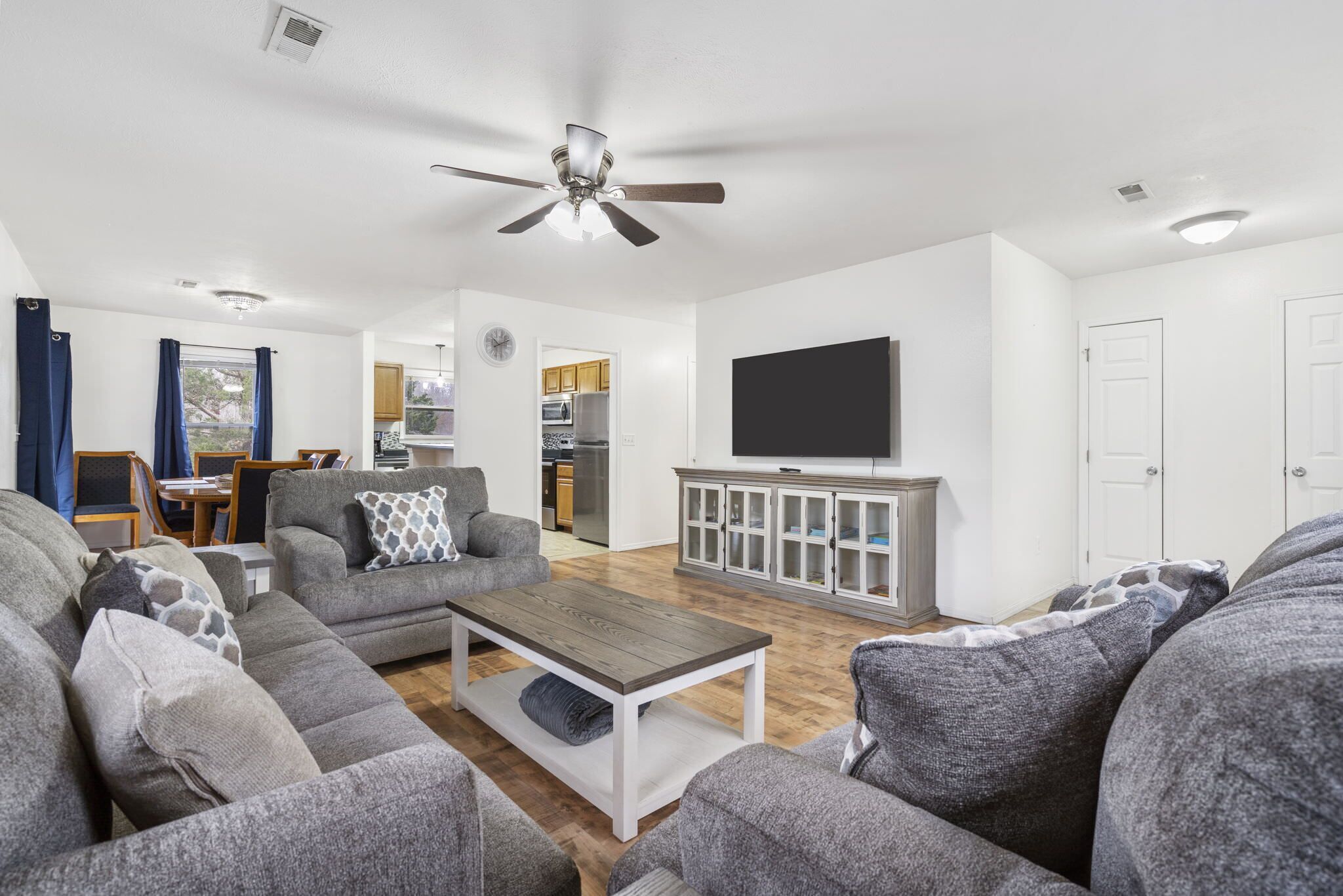 Cottage, Multiple Beds, Kitchen, Mountain View | Living area