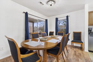 Cottage, Multiple Beds, Kitchen, Mountain View | Dining
