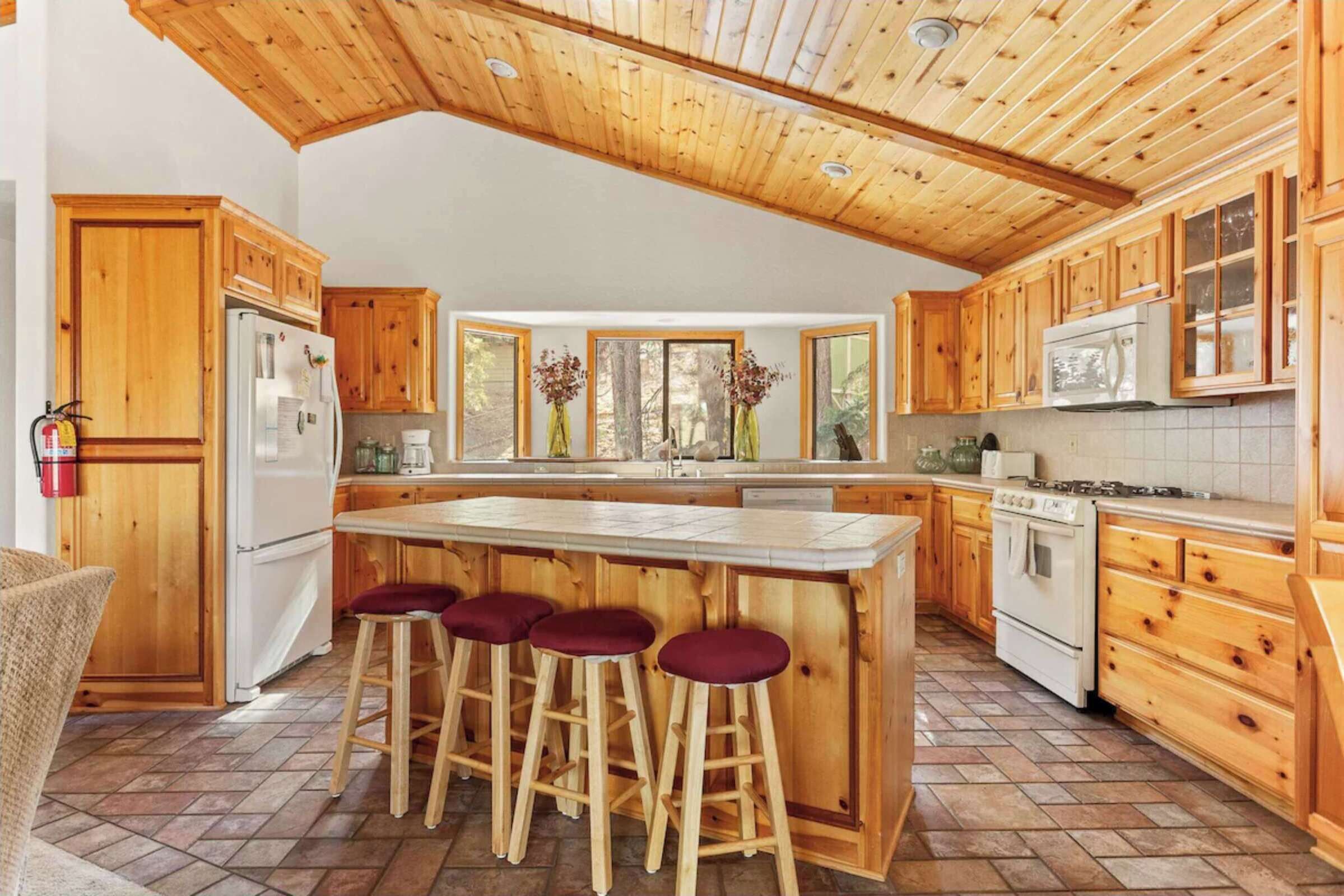 House, Multiple Beds, Patio, Mountain View (Hunter's Retreat) | Private kitchen | Fridge, microwave, oven, stovetop