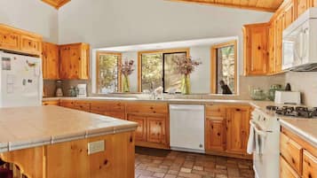 House, Multiple Beds, Patio, Mountain View (Hunter's Retreat) | Private kitchen | Fridge, microwave, oven, stovetop