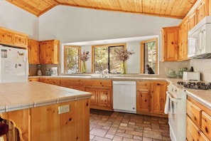 Maison, Plusieurs lits, patio, vue sur la montagne (Hunter's Retreat) | Cuisine privée | Réfrigérateur, four à micro-ondes, un four, surface de cuisson