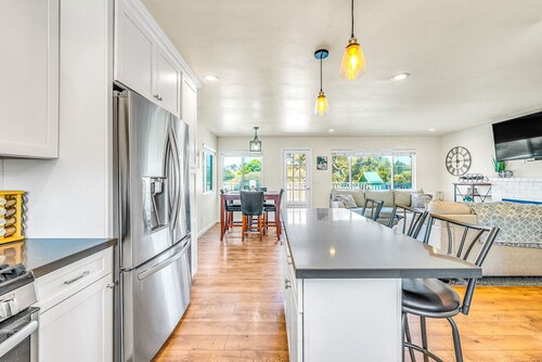 Cozy Oaks - A Coastal Getaway With Idyllic Scenery!