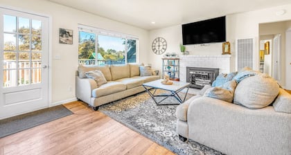 Cozy Oaks - A Coastal Getaway With Idyllic Scenery!