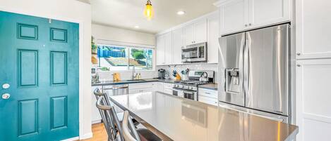 House, Multiple Beds, Patio, Garden View (Cozy Oaks) | Private kitchen | Fridge, microwave, oven, stovetop