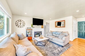 House, Multiple Beds, Patio, Garden View (Cozy Oaks) | Living area | 40-inch TV with digital channels - Cozy Oaks - A Coastal Getaway With Idyllic Scenery! (Monterey)