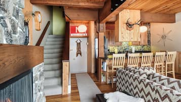 Casa de ciudad, varias camas, chimenea, vista a la montaña (Comfy Alpine Meadows) | Área de sala de estar | Televisión de pantalla plana de 42 pulgadas con canales digitales