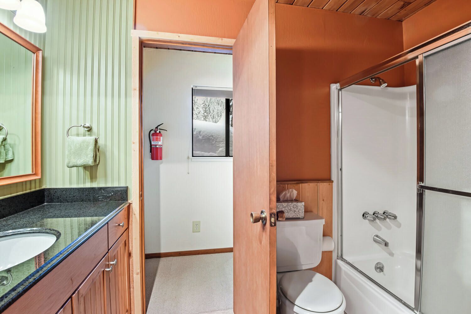 Un baño pequeño con ducha, inodoro y lavamanos.