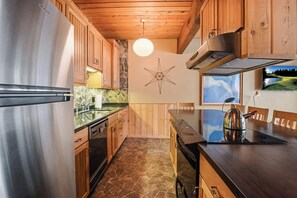 Townhouse, Beberapa Tempat Tidur, perapian, pemandangan gunung (Comfy Alpine Meadows) | Dapur pribadi | Lemari es, microwave, oven, dan kompor