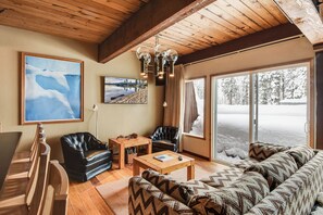 Residenza, letti multipli, caminetto, vista montagna (Comfy Alpine Meadows) | Area soggiorno | TV a schermo piatto 42 pollici con canali digitali, caminetto