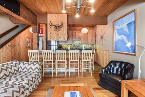 Resortwoning, Meerdere bedden, open haard, uitzicht op bergen (Comfy Alpine Meadows) | Woonruimte | Een 42-inch flatscreentelevisie met digitale zenders en een open haard