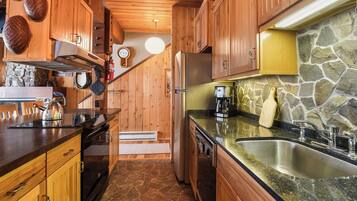 Casa adossada, diversos llits, llar de foc, vistes a la muntanya (Comfy Alpine Meadows) | Cuina privada | Frigorífic, microones, forn i placa de cuina