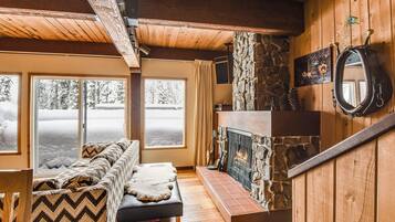 Maison en rangée, Plusieurs lits, foyer, vue sur la montagne (Comfy Alpine Meadows) | Aire de séjour | Téléviseur à écran plat de 42 po avec télévision numérique, foyer