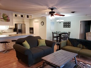 Smart TV - Bamboo Terrace: Swimming Pool, Billiards, Darts (Bedford)