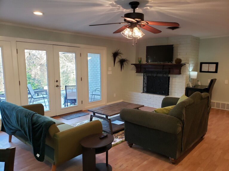Bamboo Terrace: Swimming Pool, Billiards, Darts - Arlington, TX