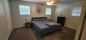 3 bedrooms, desk, iron/ironing board, free WiFi - Bamboo Terrace: Swimming Pool, Billiards, Darts (Bedford)