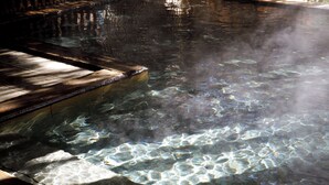 Ein klares Becken mit sichtbaren Wellen und Wasserdampf.