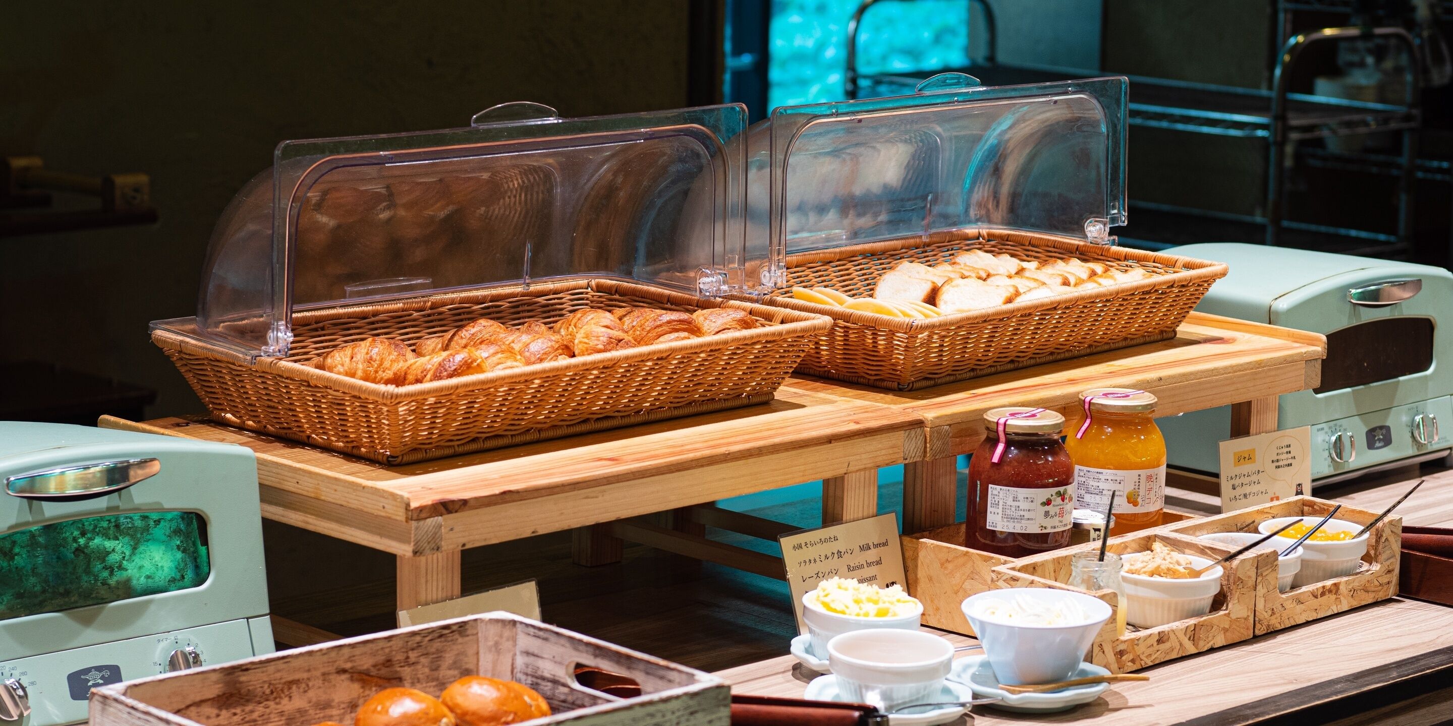 Daily buffet breakfast (JPY 3300 per person)