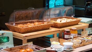 Daily buffet breakfast (JPY 3300 per person)