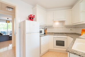 Een koelkast, een microgolfoven, een oven, een kookplaat