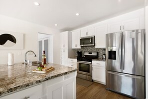 獨棟房屋, 多張床, 可使用泳池, 山景 | 私人廚房 | 電冰箱、微波爐、烤箱、爐台