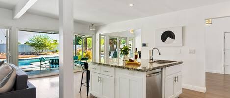 ハウス ベッド (複数台) プールアクセス マウンテンビュー | 専用キッチン | 冷蔵庫、電子レンジ、オーブン、コンロ