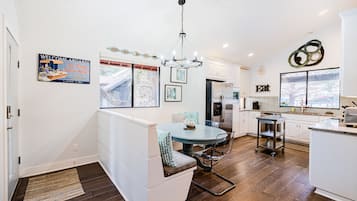 House, Multiple Beds, Patio (Villa Shoals) | Private kitchen | Fridge, microwave, oven, stovetop