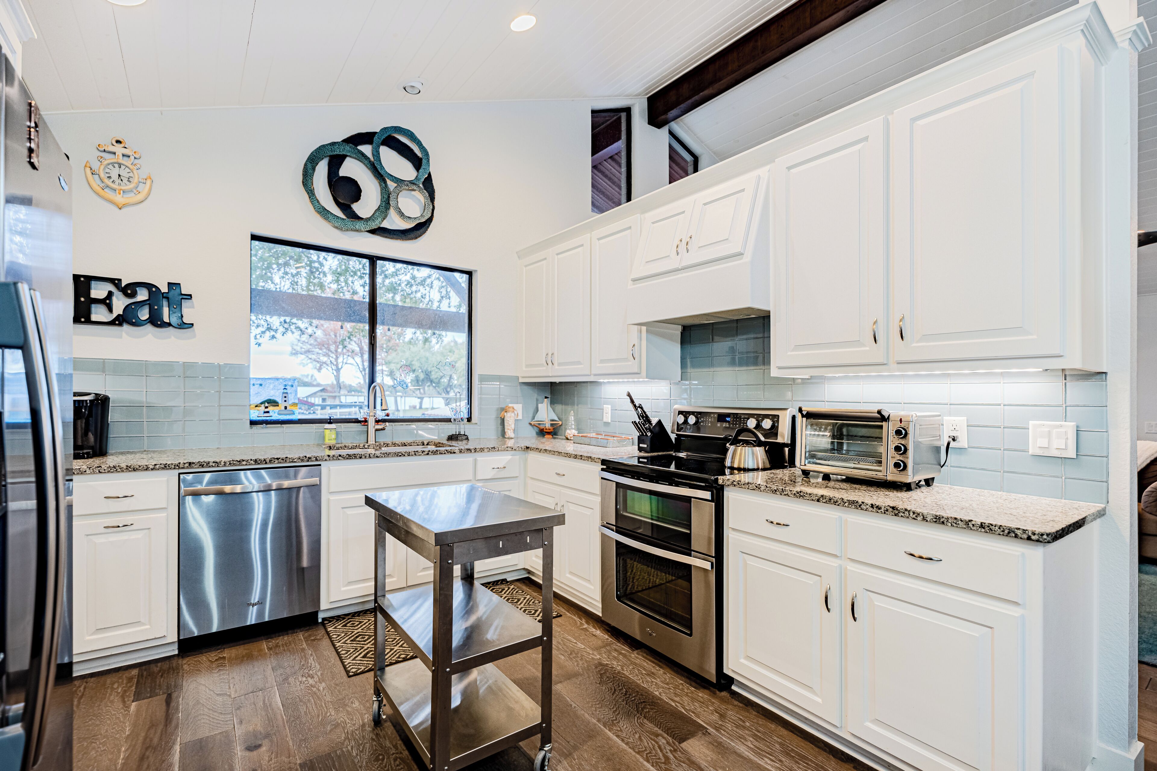 House, Multiple Beds, Patio (Villa Shoals) | Private kitchen | Fridge, microwave, oven, stovetop