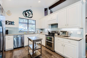 House, Multiple Beds, Patio (Villa Shoals) | Private kitchen | Fridge, microwave, oven, stovetop