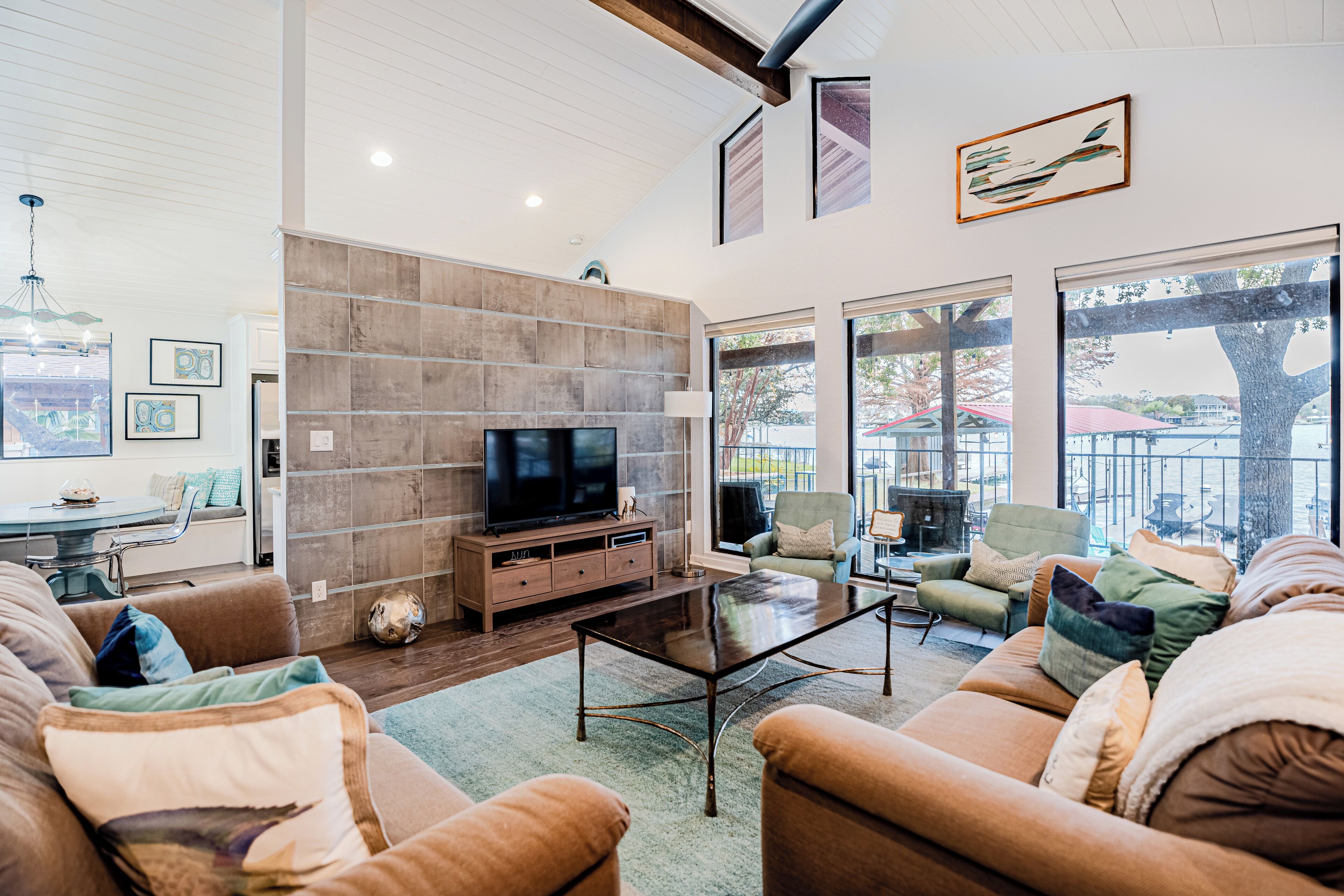 獨棟房屋, 多張床, 庭院 (Villa Shoals) | 起居區 | 42-吋平面電視，提供數位頻道